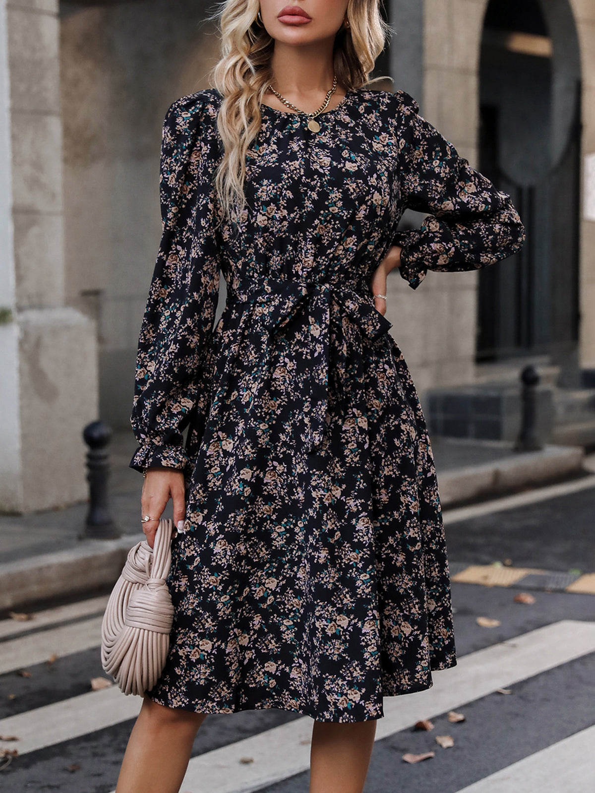 Robe fleurie noire à manches longues et col V