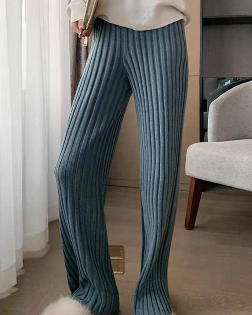 Drapierte, hoch taillierte Hose aus lockerem Strick mit geradem Bein und Löchern