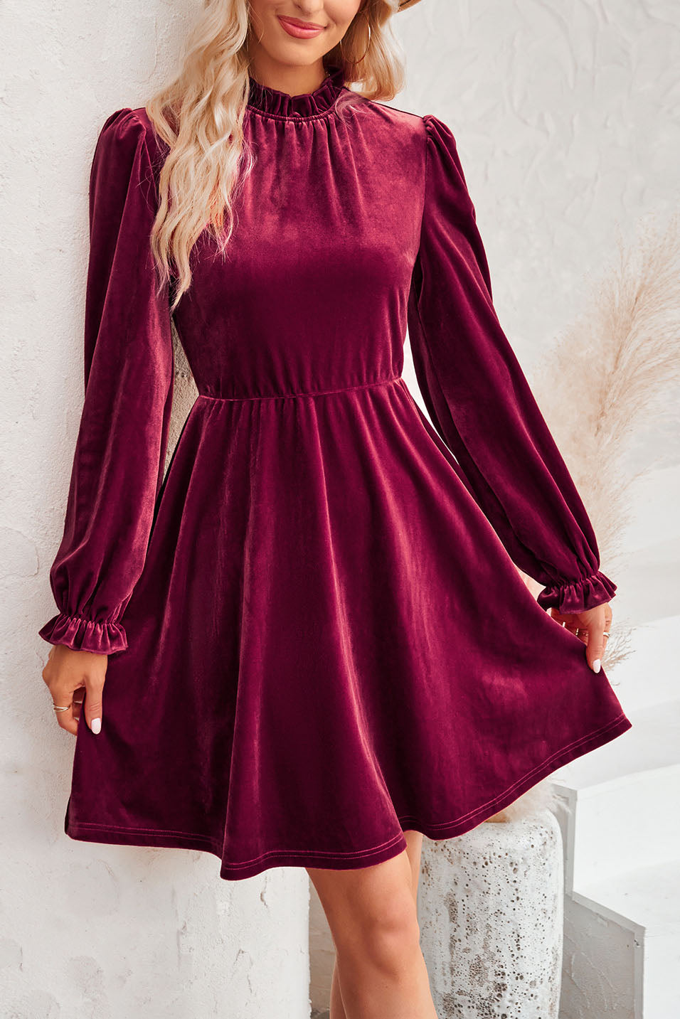 Retro-Kleid aus Samt mit hohem Kragen, taillierten Laternenärmeln