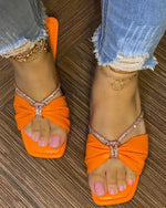 Flache Hausschuhe mit quadratischer Zehenpartie und Fliege