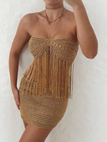 Top da vacanza alla moda con scollo all'americana e nappe