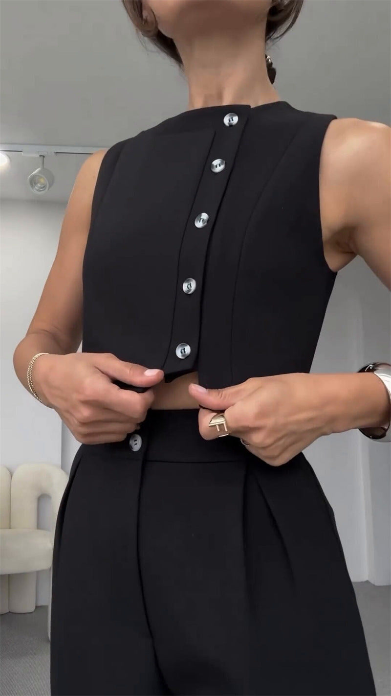 Ensemble deux pièces : débardeur boutonné sans manches et pantalon court taille haute