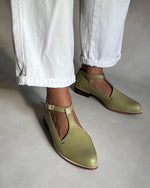 Schicke, spitze T-Riemen-Schuhe mit niedrigem Absatz