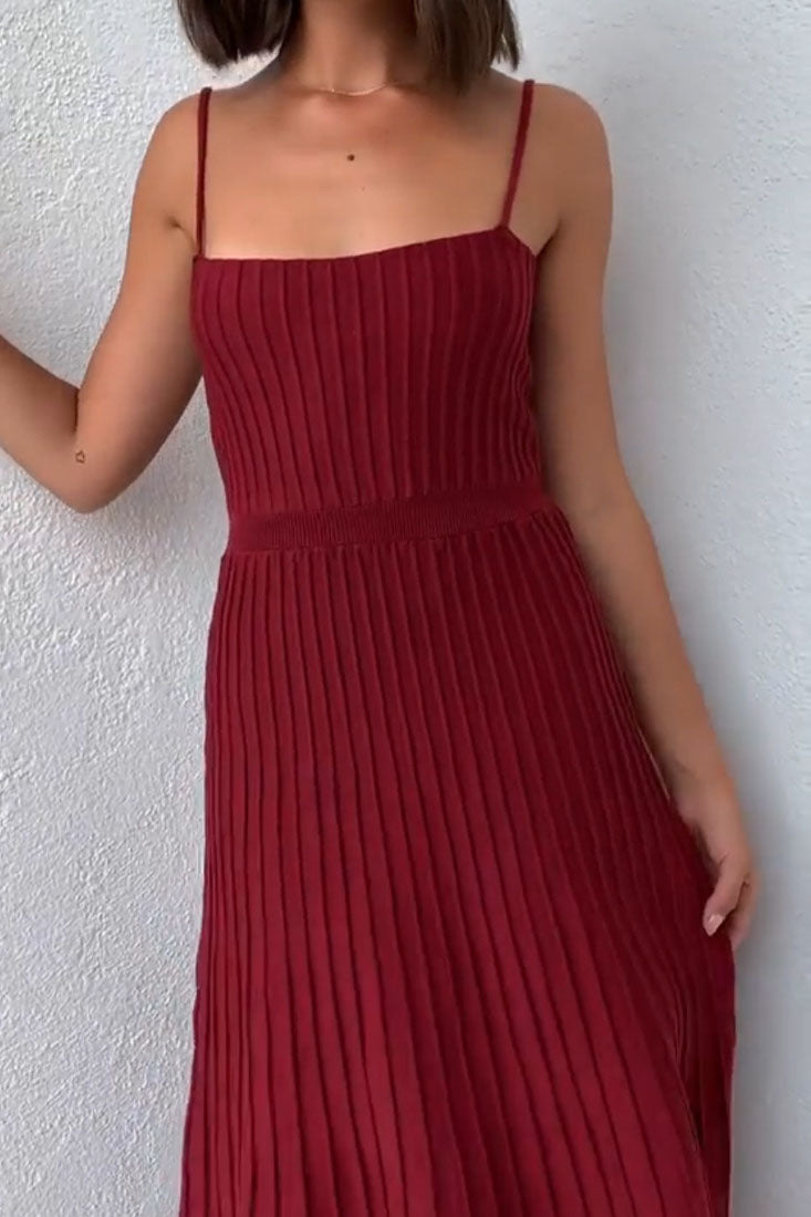 Trägerloses, tailliertes Plissee-Strickkleid mit hoher Taille