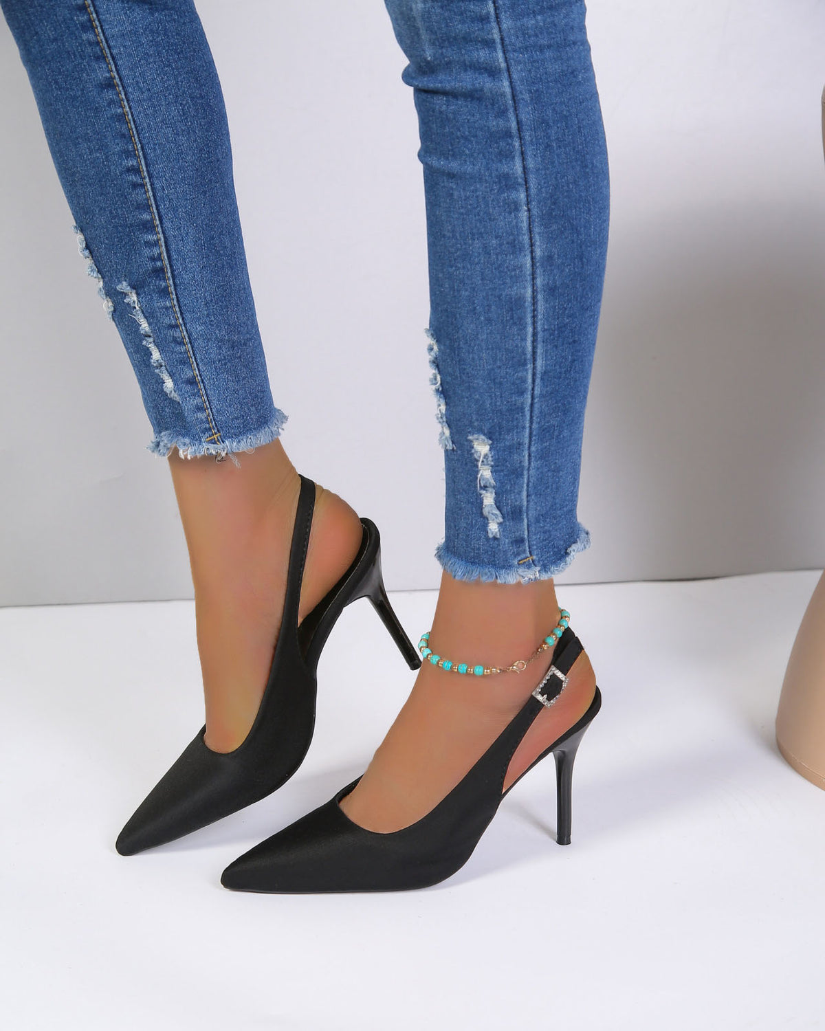 Sandales à talons hauts et bout pointu avec bride à la cheville