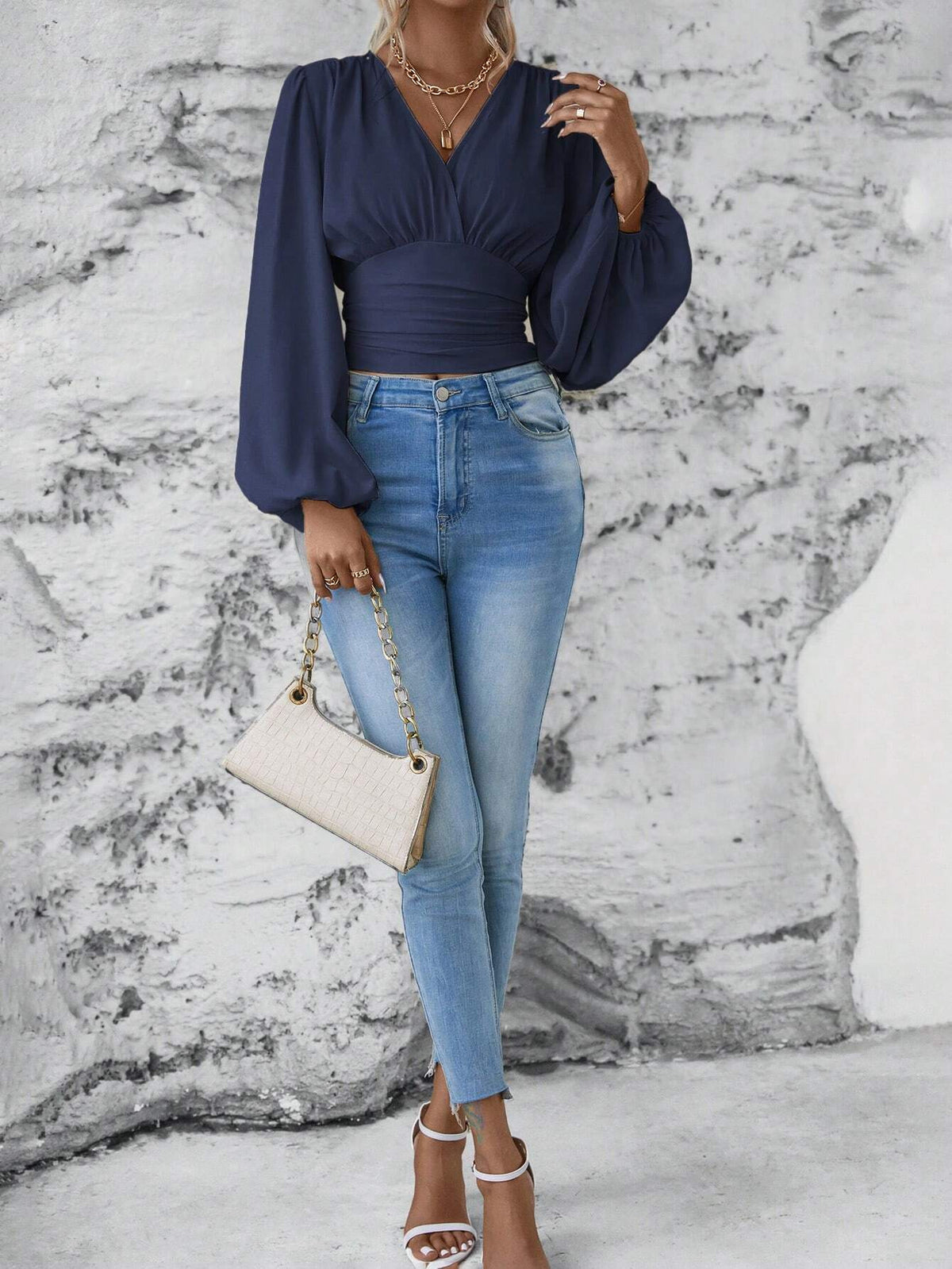 Bluse mit V-Ausschnitt und Laternenärmeln in Taillenform