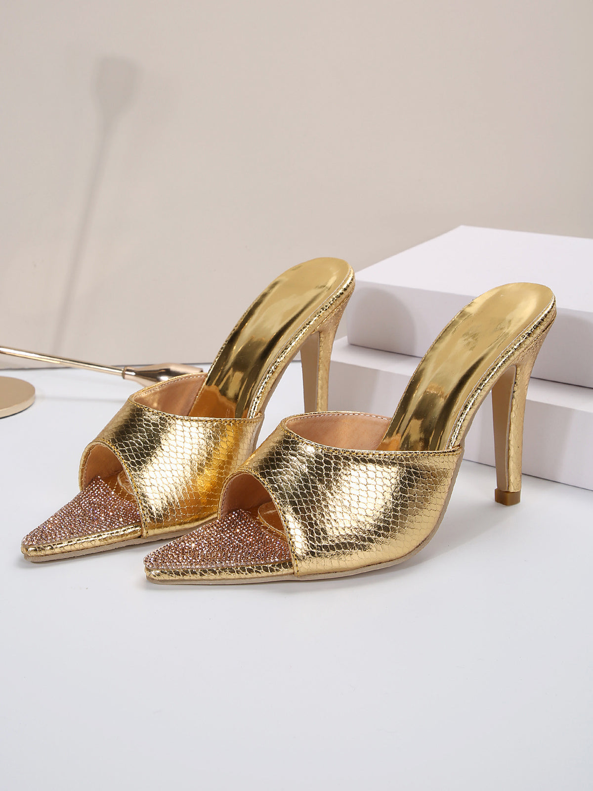 Mules à talons et bouts pointus avec strass argentés