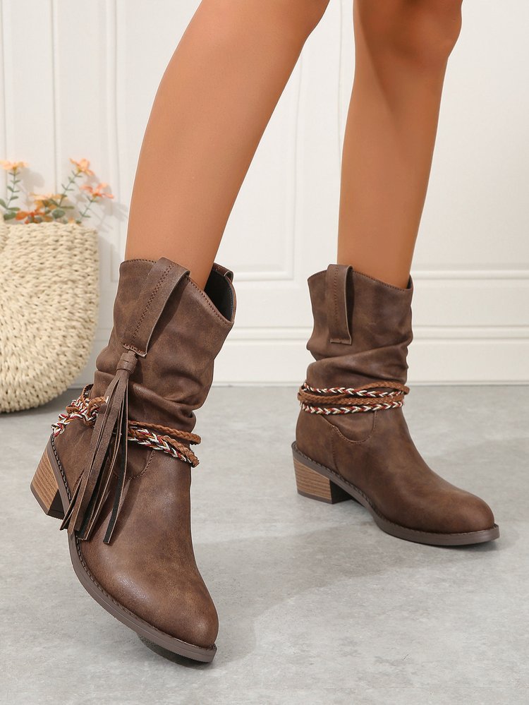 Wadenhohe Stiefel mit geflochtenen Riemen und Quasten