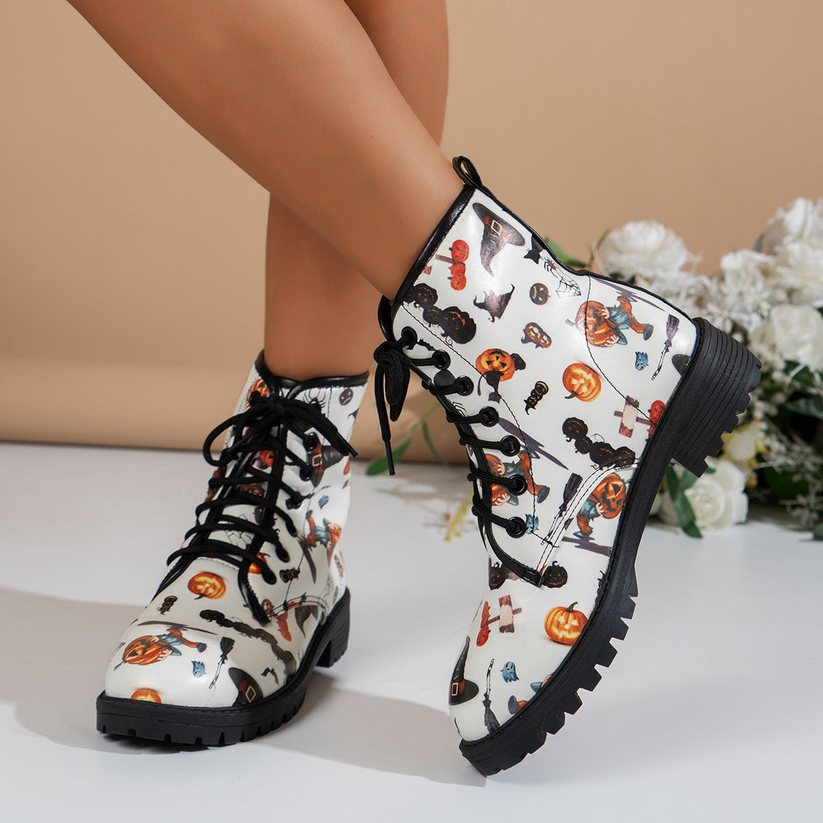 Martin-Stiefel mit Halloween-Cartoon-Print