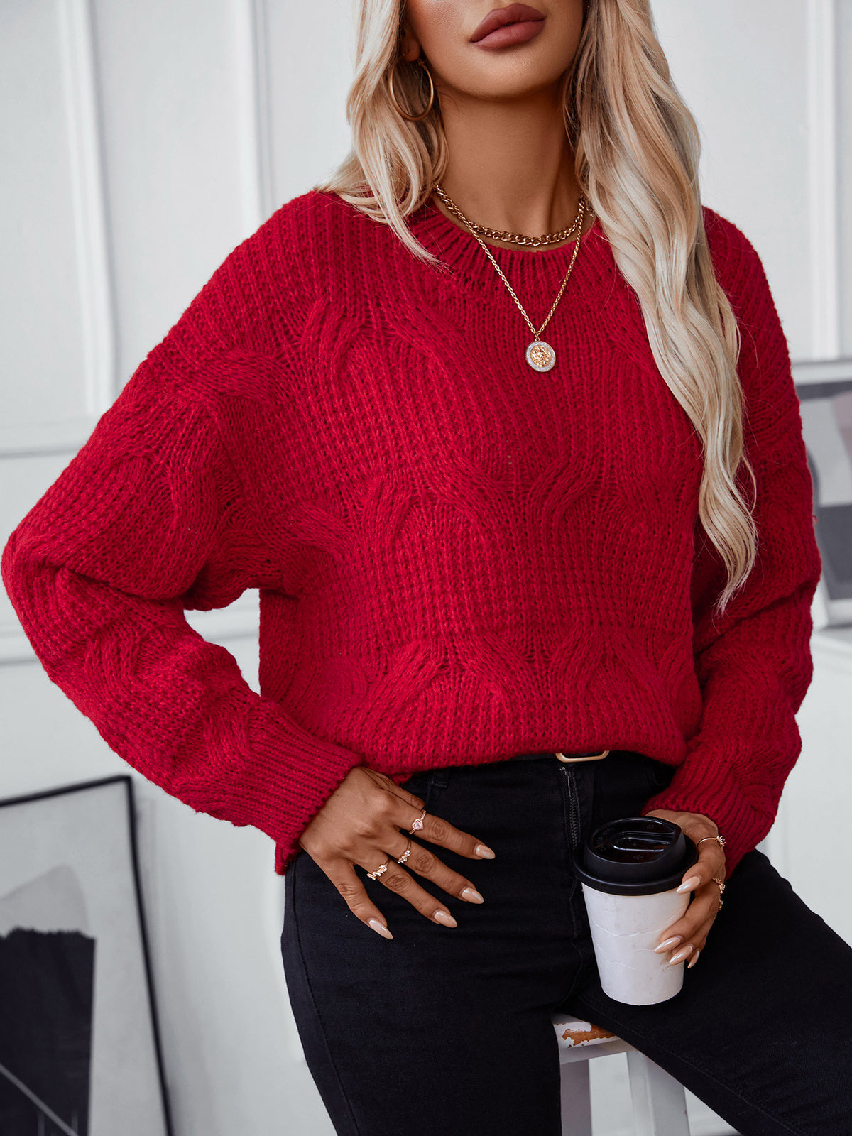 Einfarbiger Pullover mit Zopfmuster