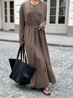 Set aus langer gestrickter Langarm-Strickjacke und Strapskleid