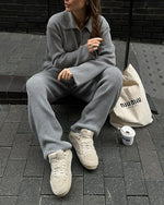 Set aus einreihiger Rippstrickjacke mit Revers und lockerer Hose