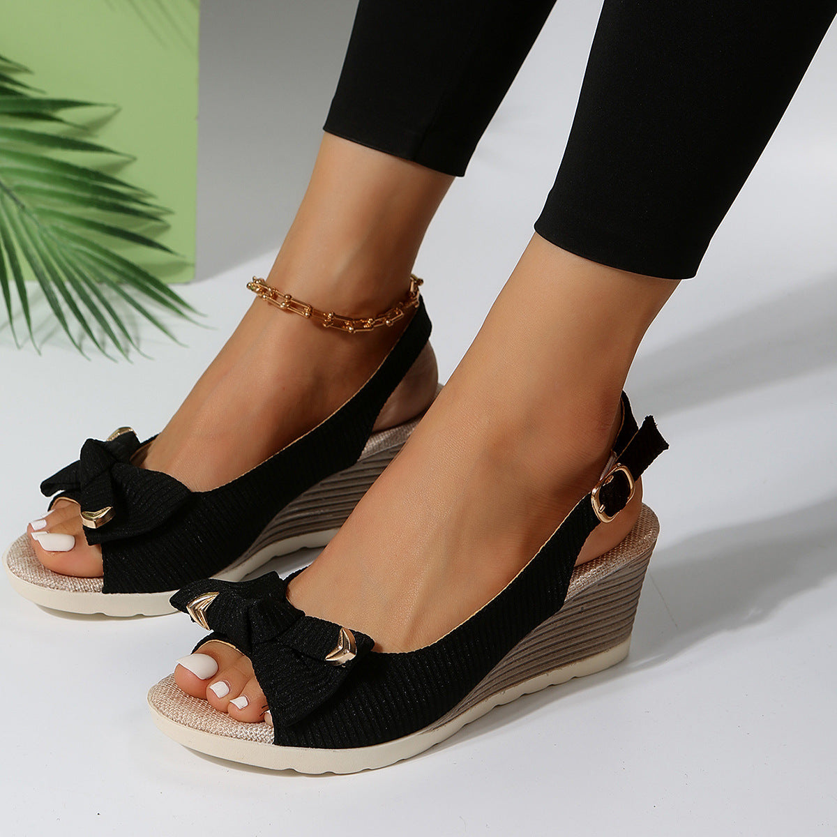 Sandalen aus Wildleder mit Schleife und klobigem Absatz