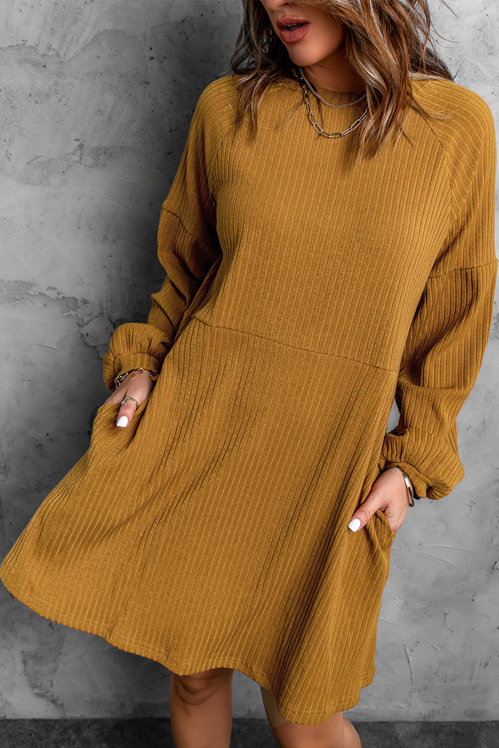 Robe midi tricotée taille haute à col rond de couleur unie