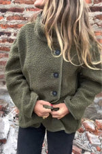 Lockere Fleecejacke mit unregelmäßigem Knopf und hohem Kragen
