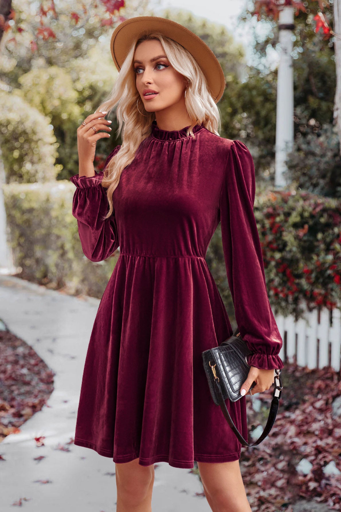 Retro-Kleid aus Samt mit hohem Kragen, taillierten Laternenärmeln
