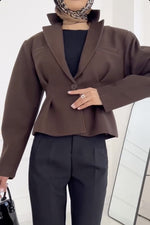 Süßer kurzer einreihiger Wollmantel mit einem Knopf und langen Ärmeln