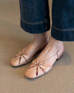 Baggy-Sandalen mit niedrigem Absatz im Retro-Stil aus durchbrochenem Schaffell