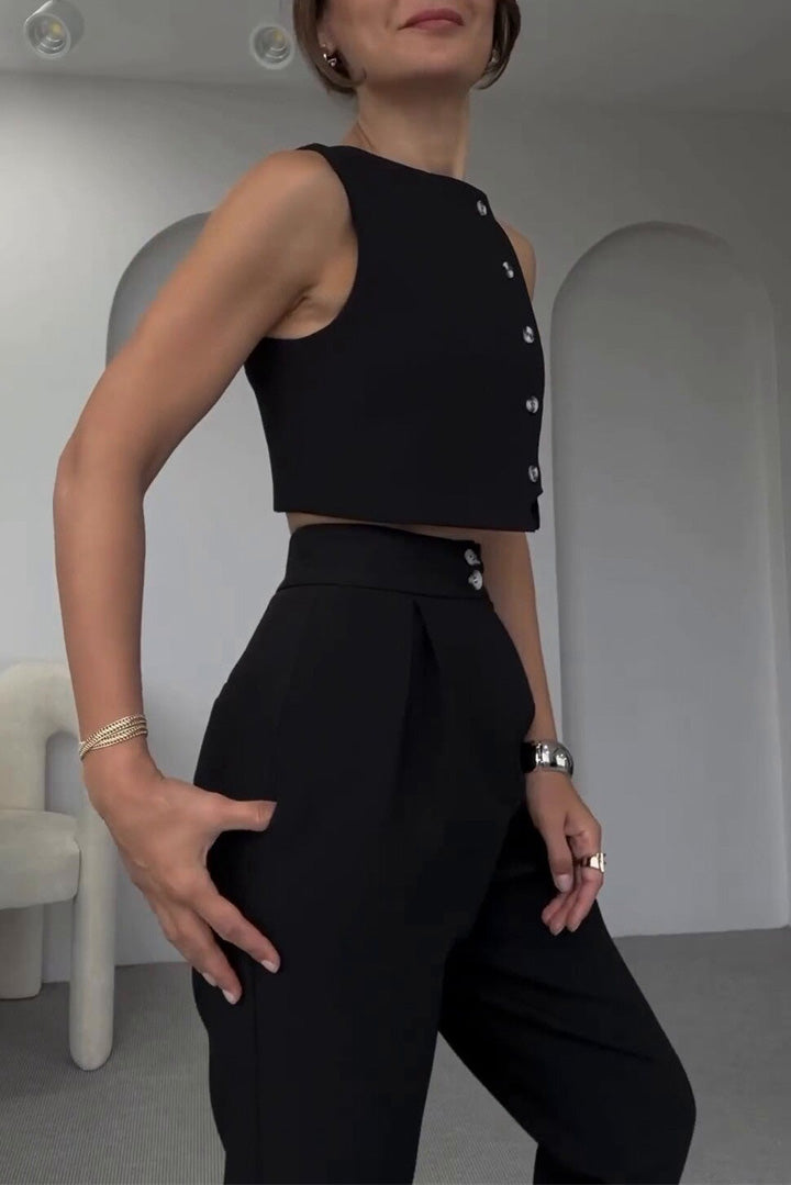 Ensemble deux pièces : débardeur boutonné sans manches et pantalon court taille haute