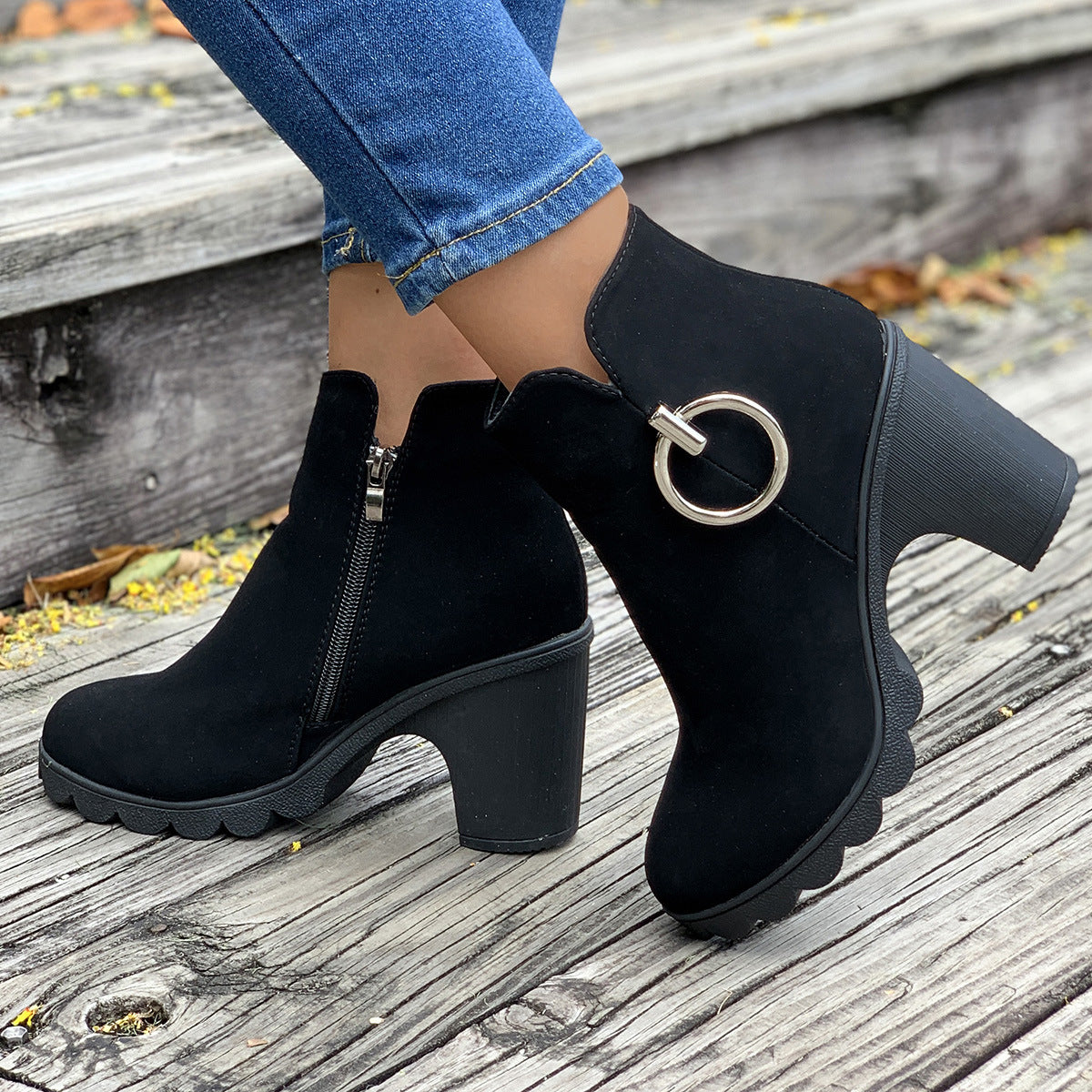 Bottes courtes noires à fermeture éclair avec anneau latéral