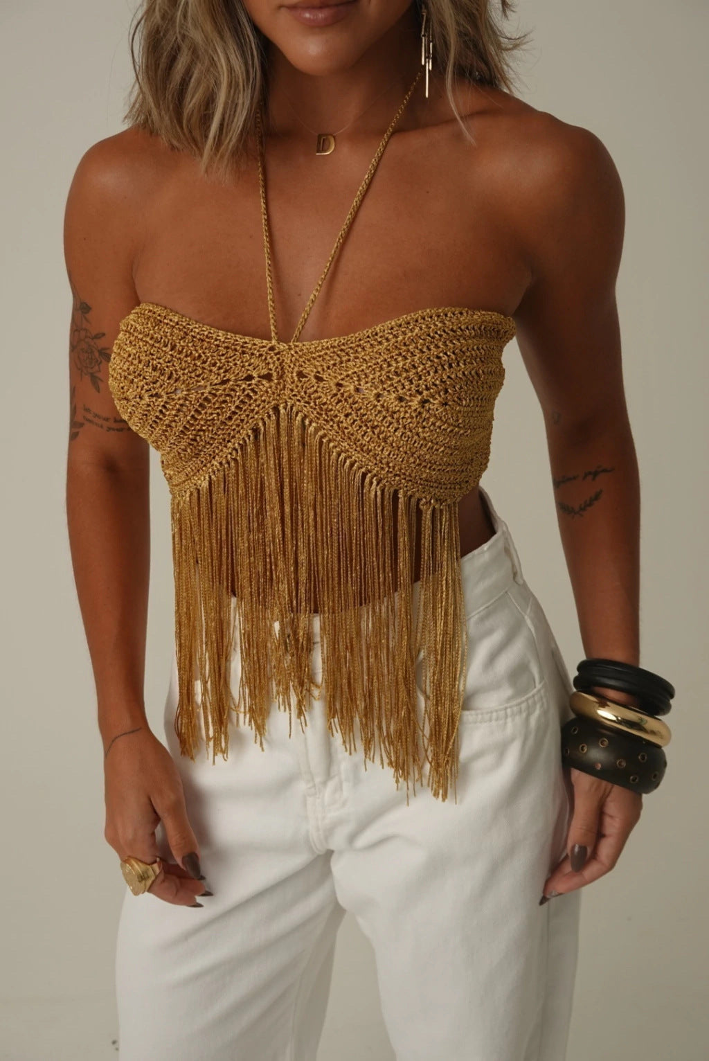 Top da vacanza alla moda con scollo all'americana e nappe