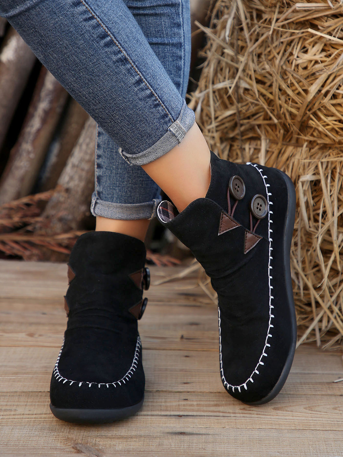 Flache Martin Booties mit hohem Schaft und Knopfverzierung