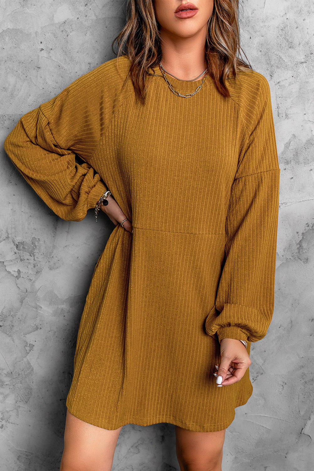 Robe midi tricotée taille haute à col rond de couleur unie