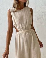 Ärmelloses Kleid mit einem Knopfverschluss auf der Rückseite