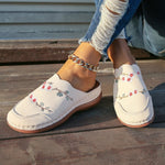 Chaussons à bout épais et broderies de fleurs