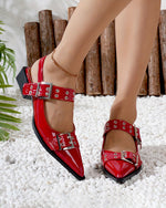 Sandalen mit niedrigem Blockabsatz und Metallschnalle im gotischen Stil