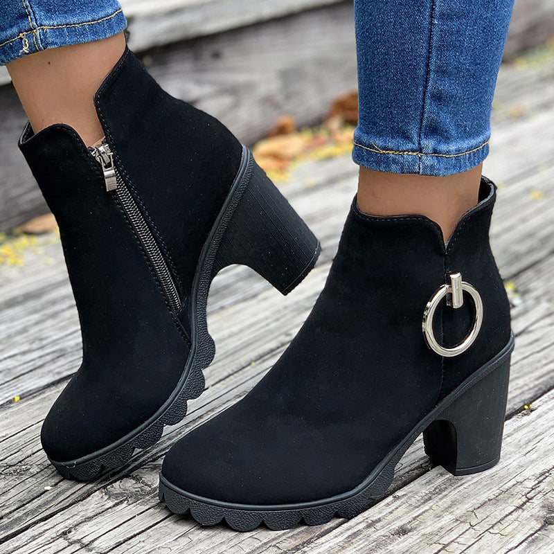 Bottes courtes noires à fermeture éclair avec anneau latéral