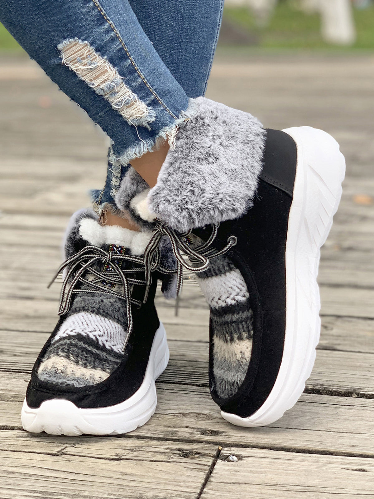 Stricknähte aus Wolle und Schneestiefel aus Fleece