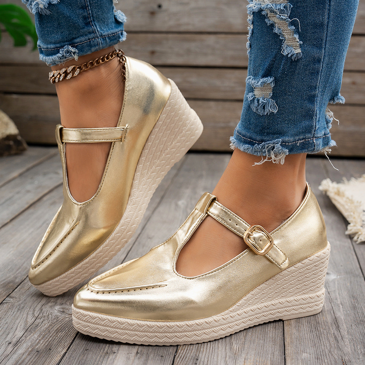 Keilschuhe mit T-Riemen und runder Spitze im Metallic-Look