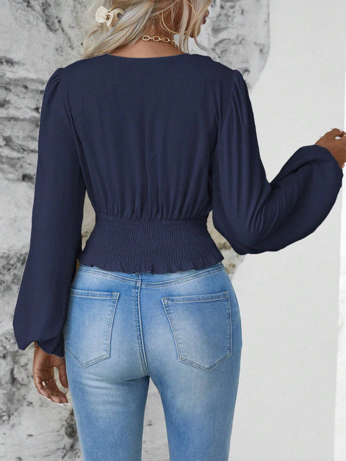 Bluse mit V-Ausschnitt und Laternenärmeln in Taillenform