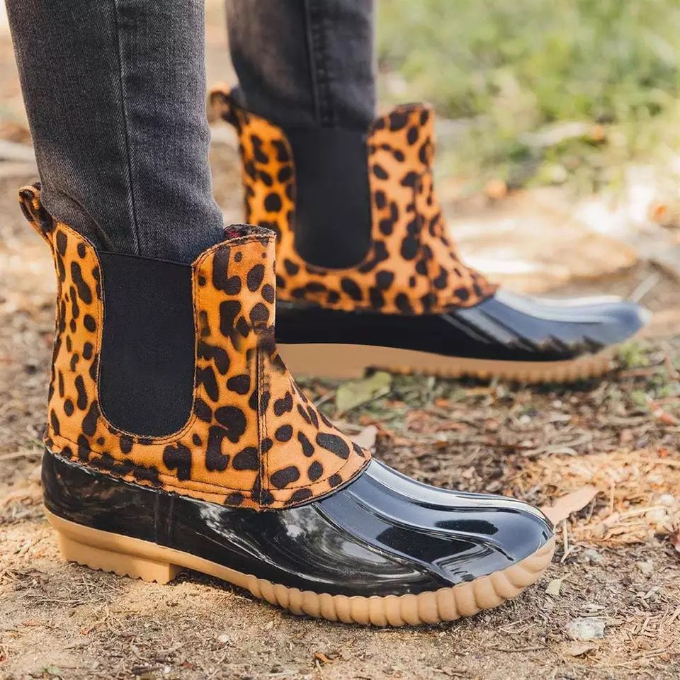 Botas impermeáveis ​​com estampa de leopardo no tornozelo