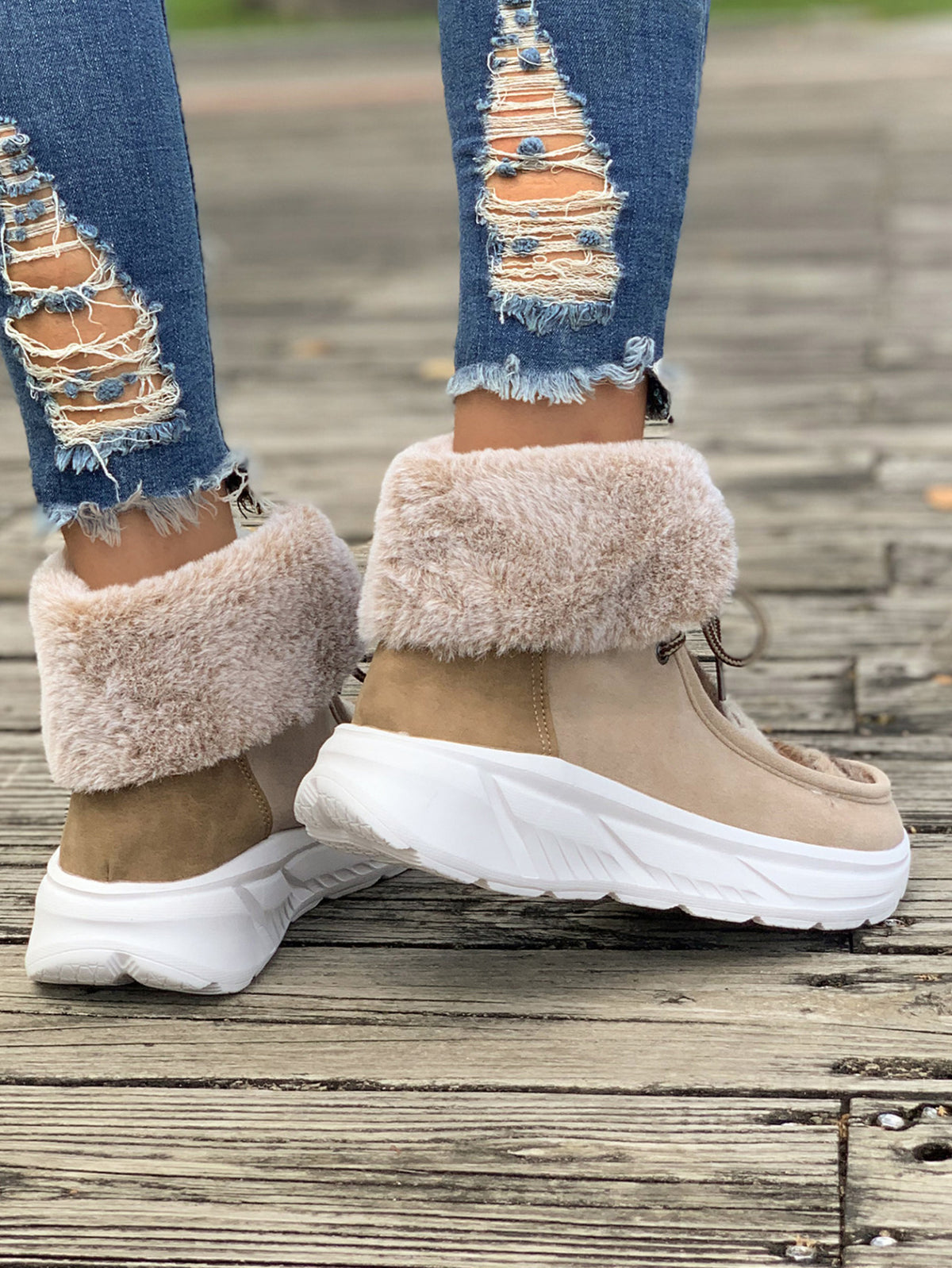Stricknähte aus Wolle und Schneestiefel aus Fleece