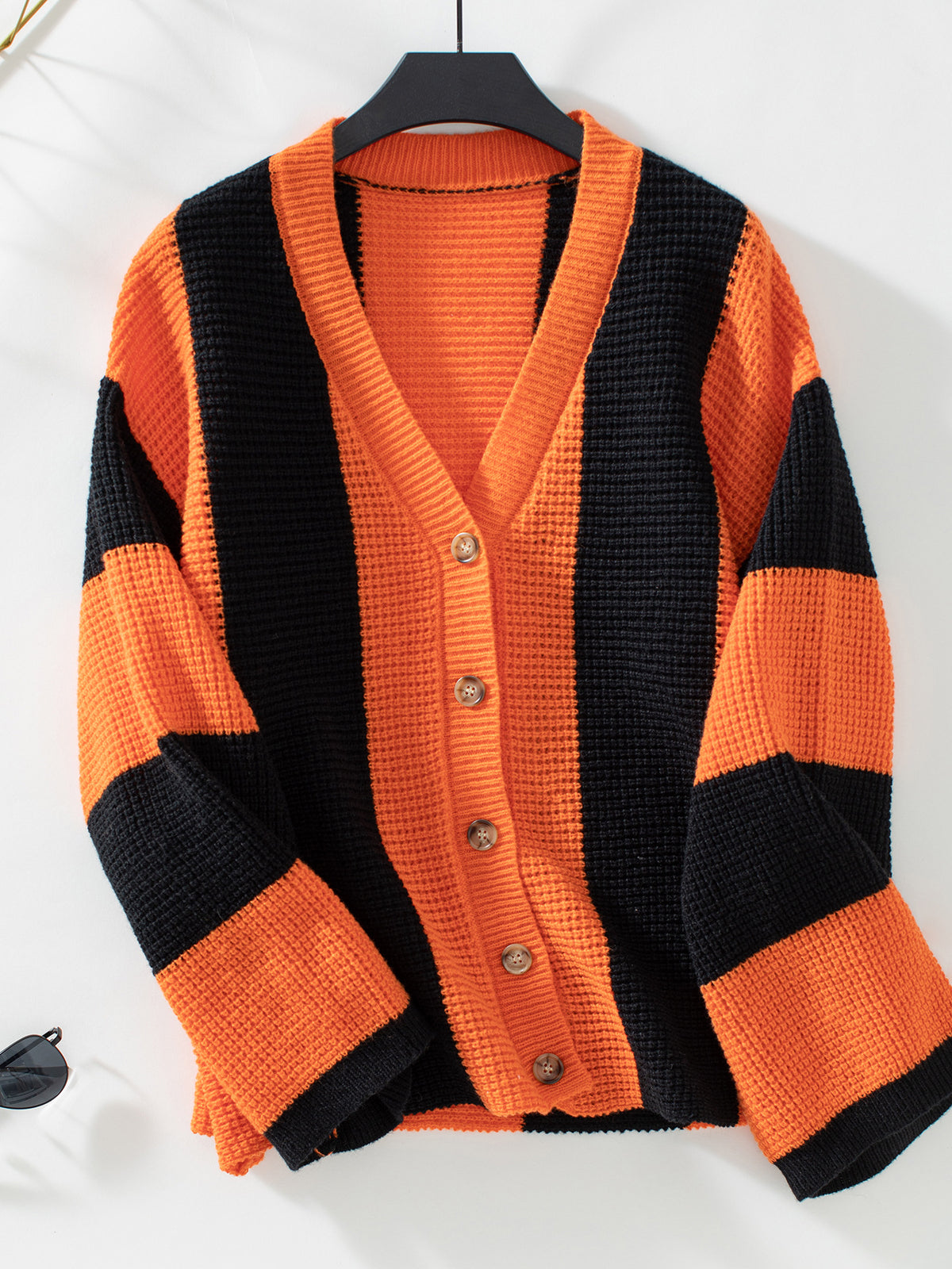 Lockere vertikal gestreifte Strickjacke mit Button-Down-Muster