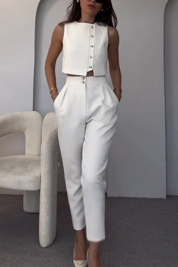 Ensemble deux pièces : débardeur boutonné sans manches et pantalon court taille haute