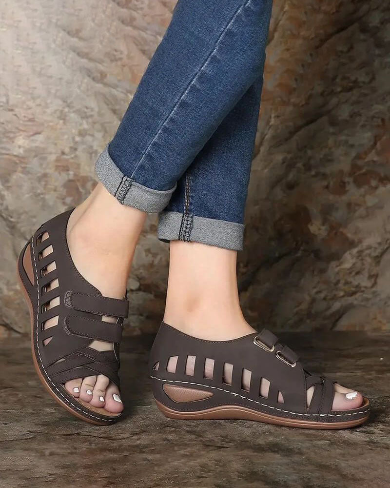 Sandalen mit hohlem Klettverschluss und schrägem Absatz