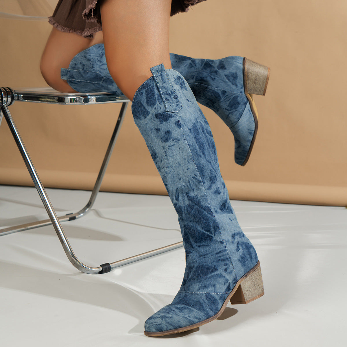 Bota jeans com bico redondo e cano alto