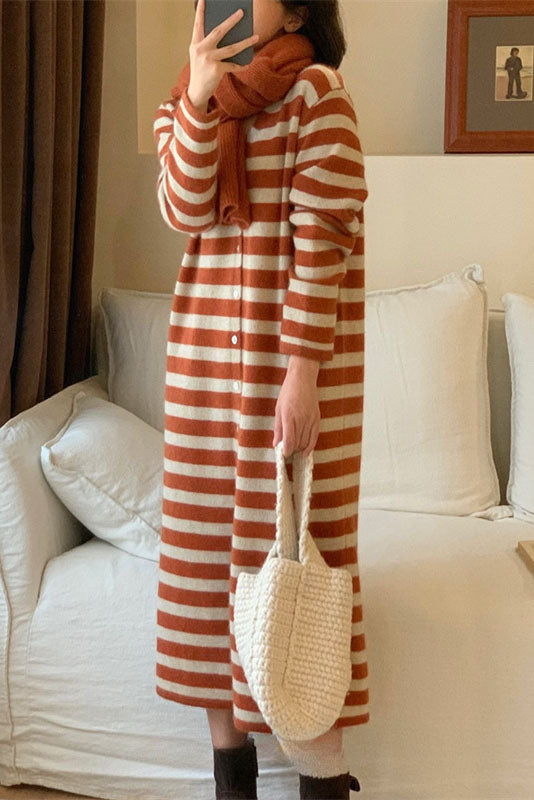 Langes Kleid aus gestreifter Strickjacke mit V-Ausschnitt