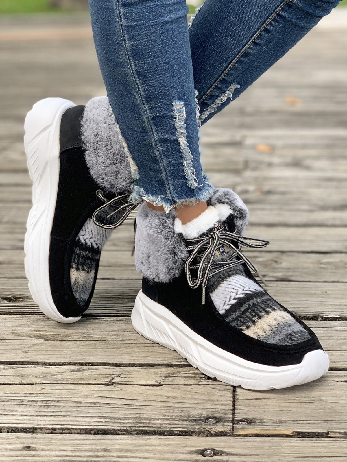 Stricknähte aus Wolle und Schneestiefel aus Fleece