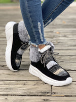 Coutures tricotées en laine et bottes de neige en polaire