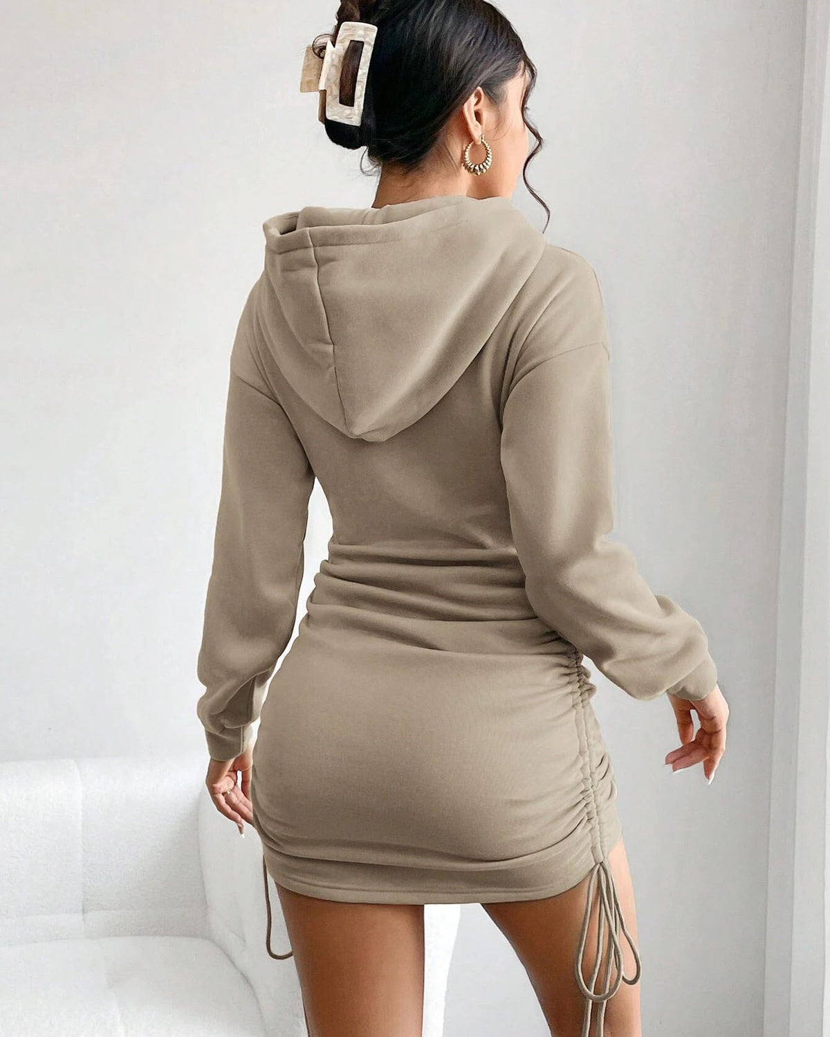 Sweatshirtkleid mit Kapuze, Kordelzug und Rüschen