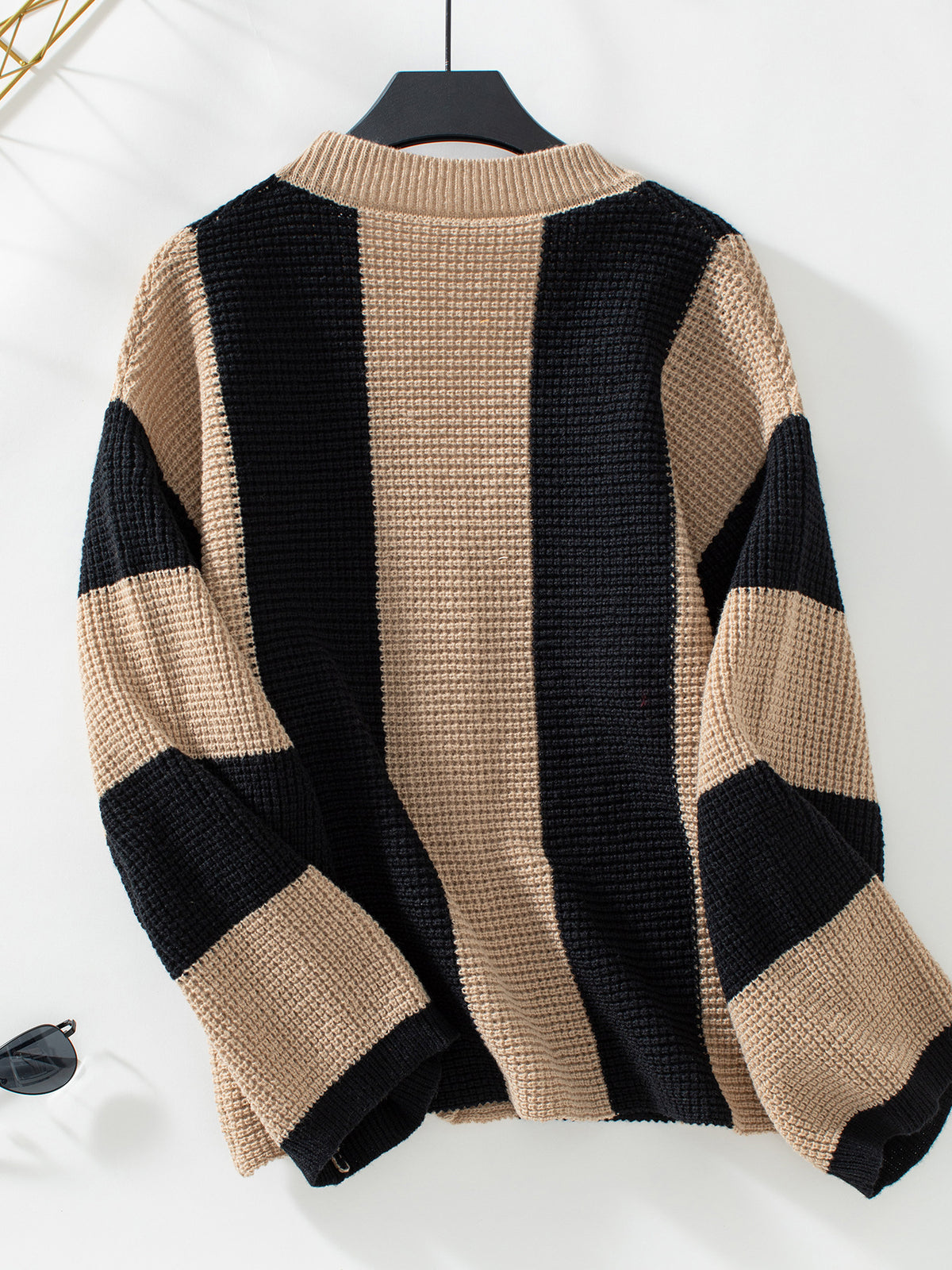 Lockere vertikal gestreifte Strickjacke mit Button-Down-Muster