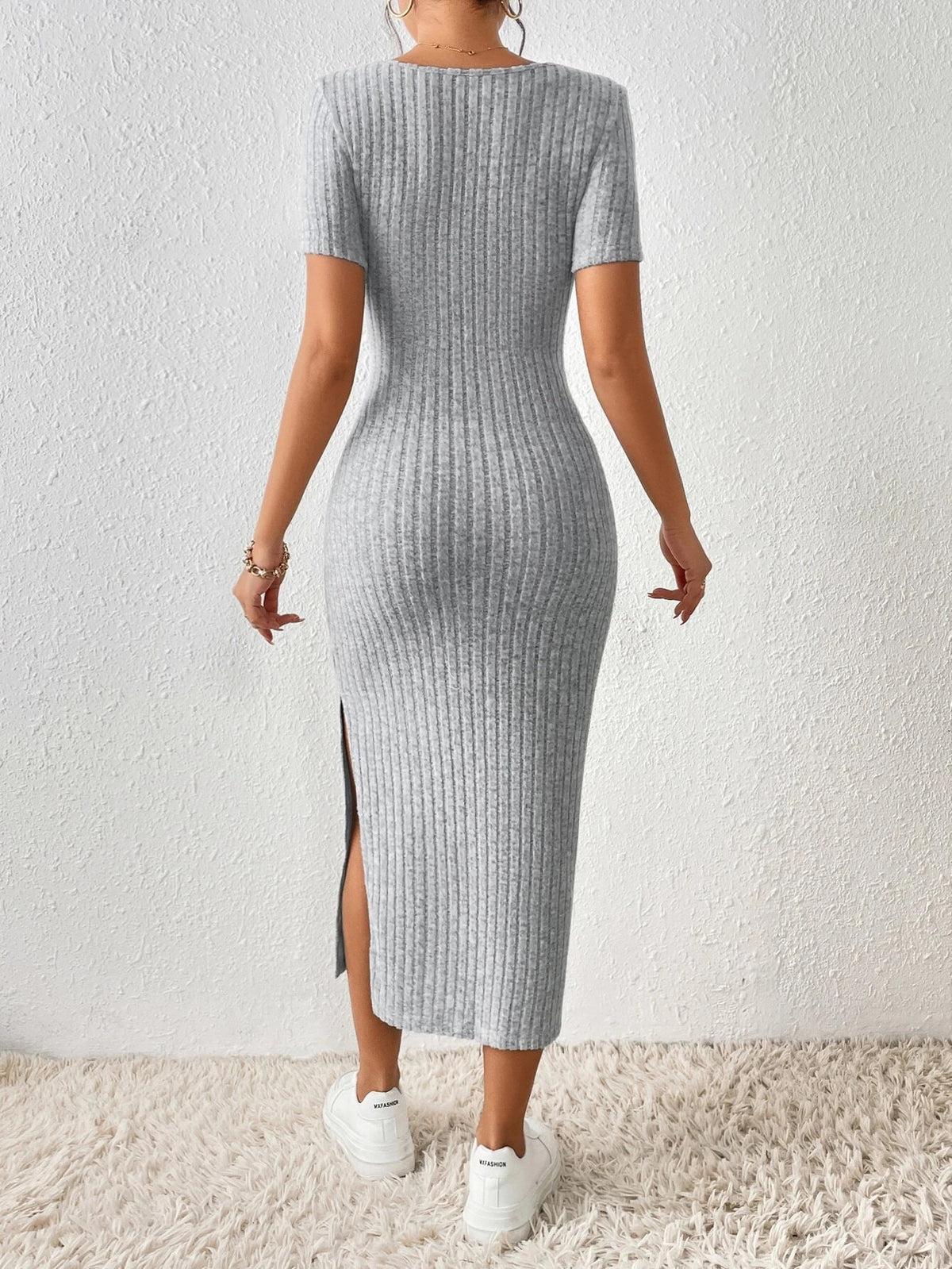 CozyKnit Kurzarm-Strickkleid mit quadratischem Kragen, schmaler Passform und Schlitz
