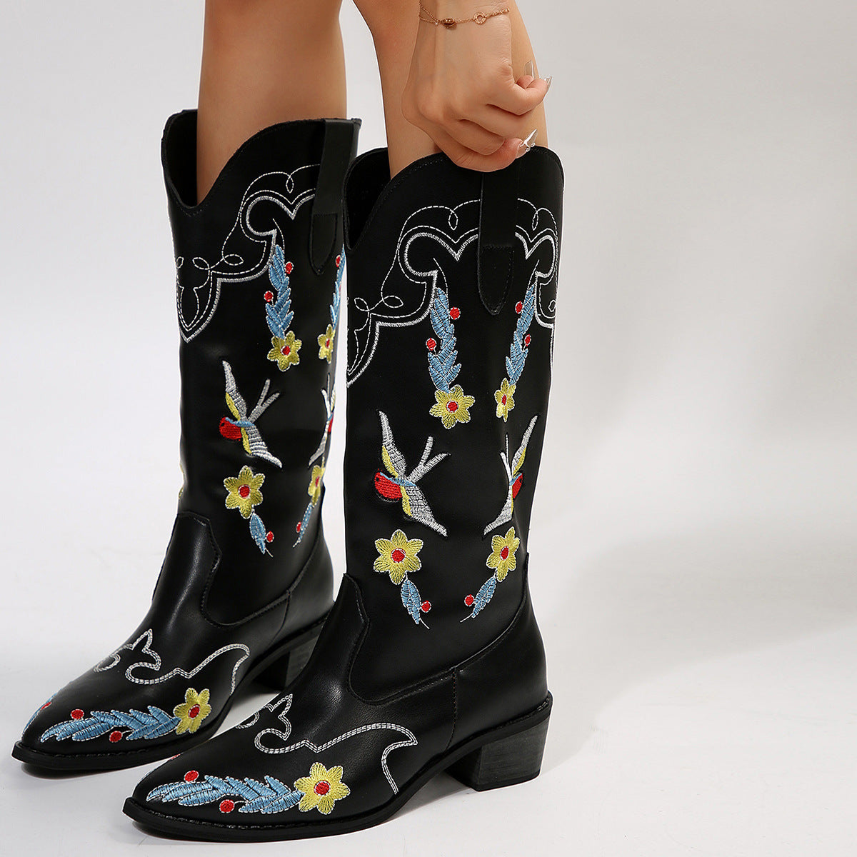 Mittelhohe Stiefel mit Kolibri-Stickerei und Blockabsatz