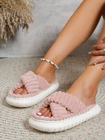 Pantoufles à plateforme et sangles croisées en peluche à enfiler