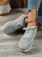 Flache Oxfords aus Wildleder mit runder Spitze im Vintage-Stil