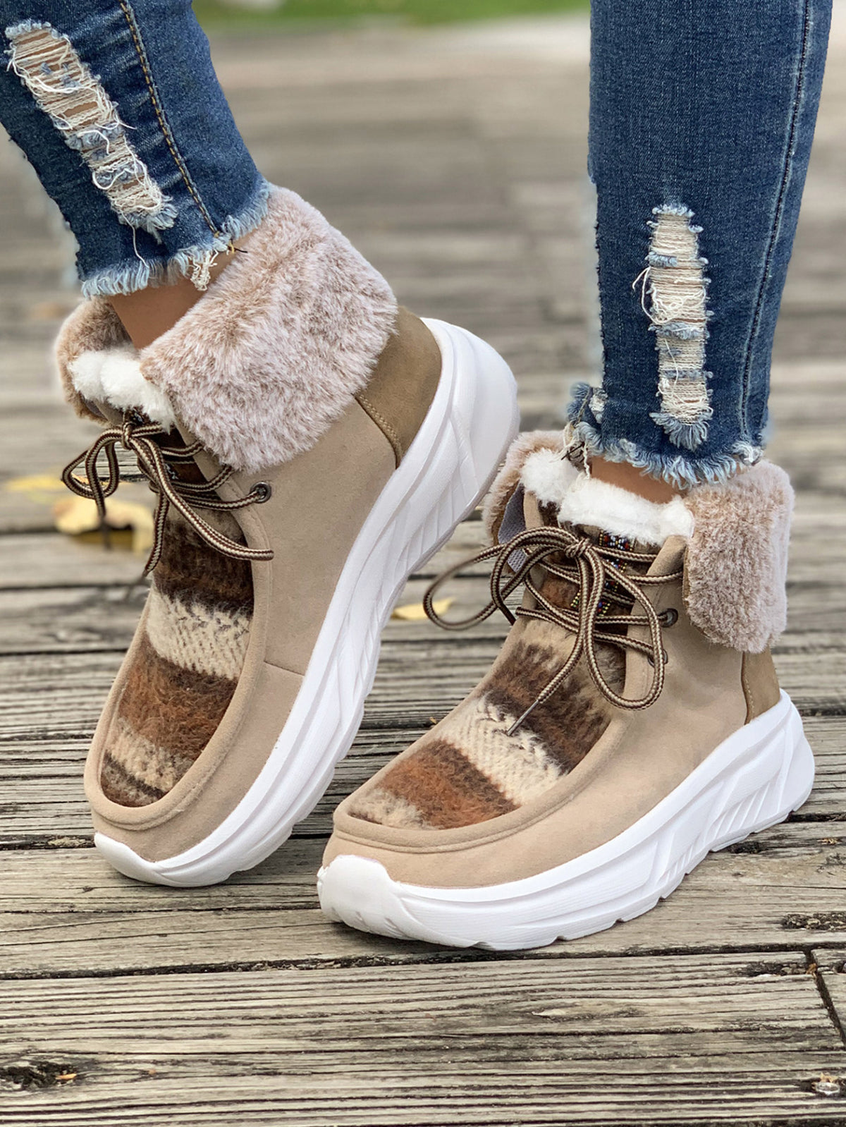 Stricknähte aus Wolle und Schneestiefel aus Fleece